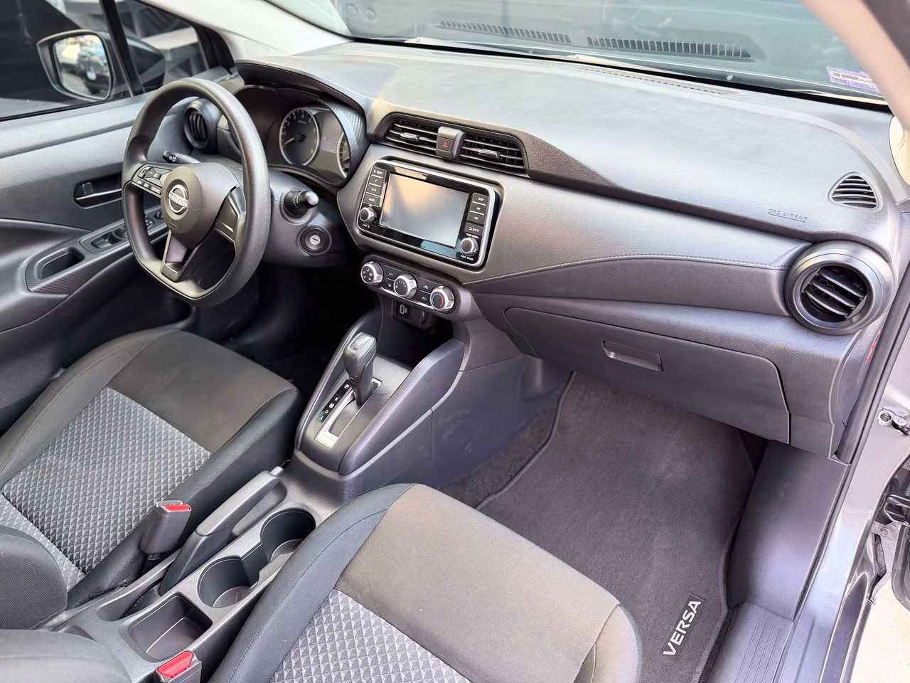 NISSAN VERSA SENSE TA 2024 - Imagen 6