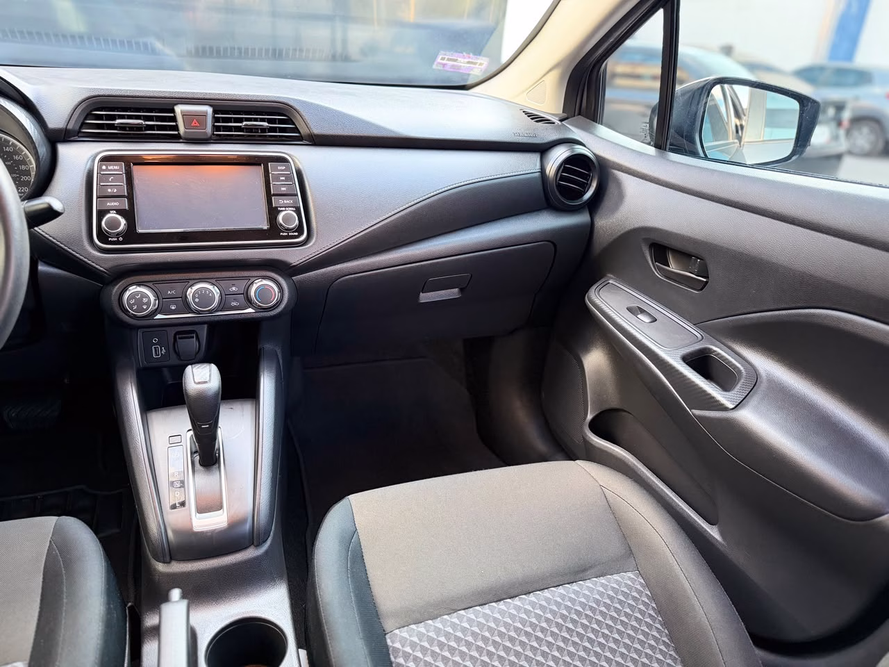 NISSAN VERSA SENSE TA 2024 - Imagen 7