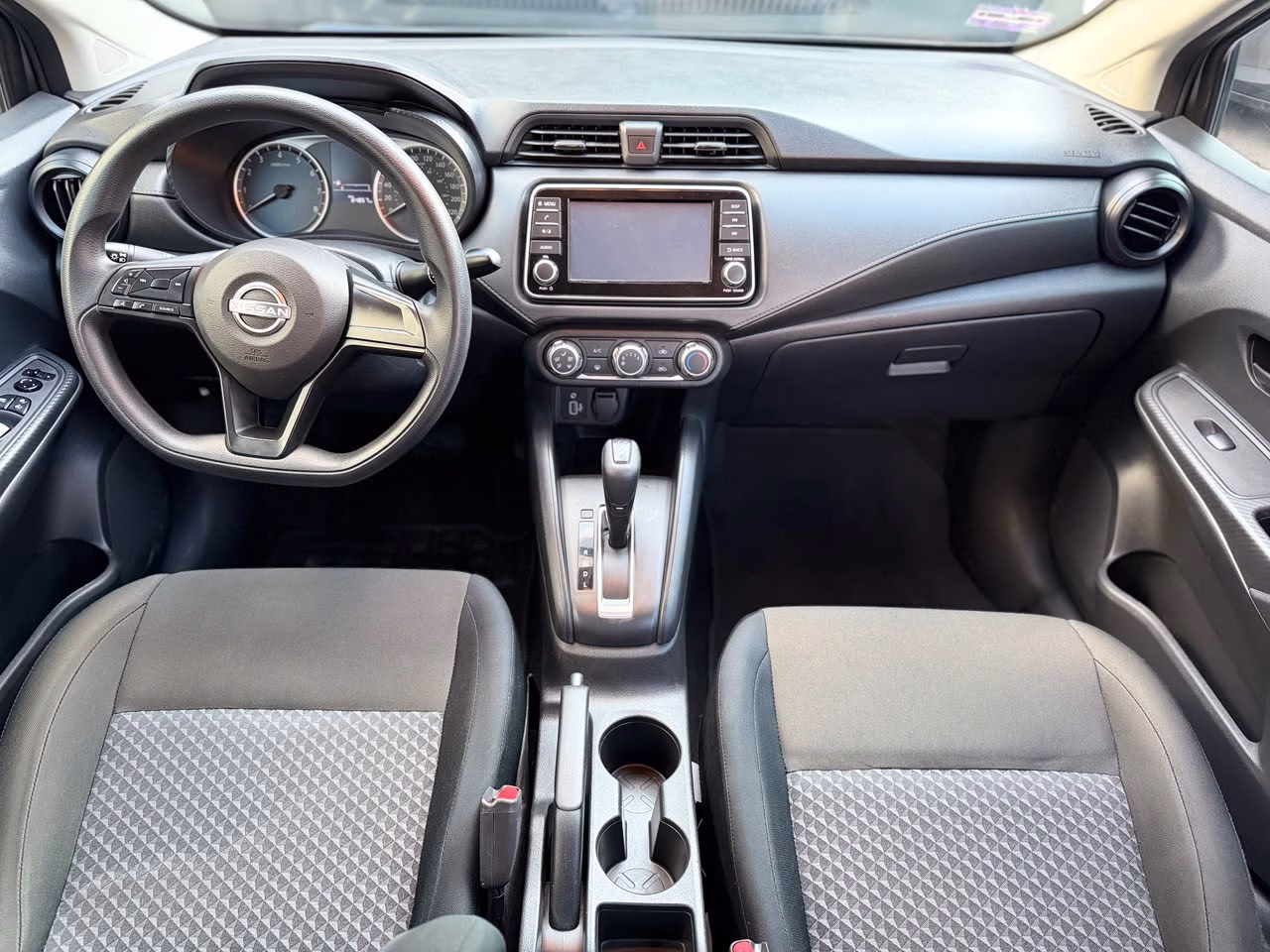 NISSAN VERSA SENSE TA 2024 - Imagen 9